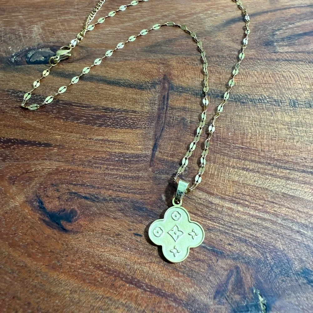 Women’s Gold Clover Stainless Steel Necklace Printed Clover Flower W Lip Chain